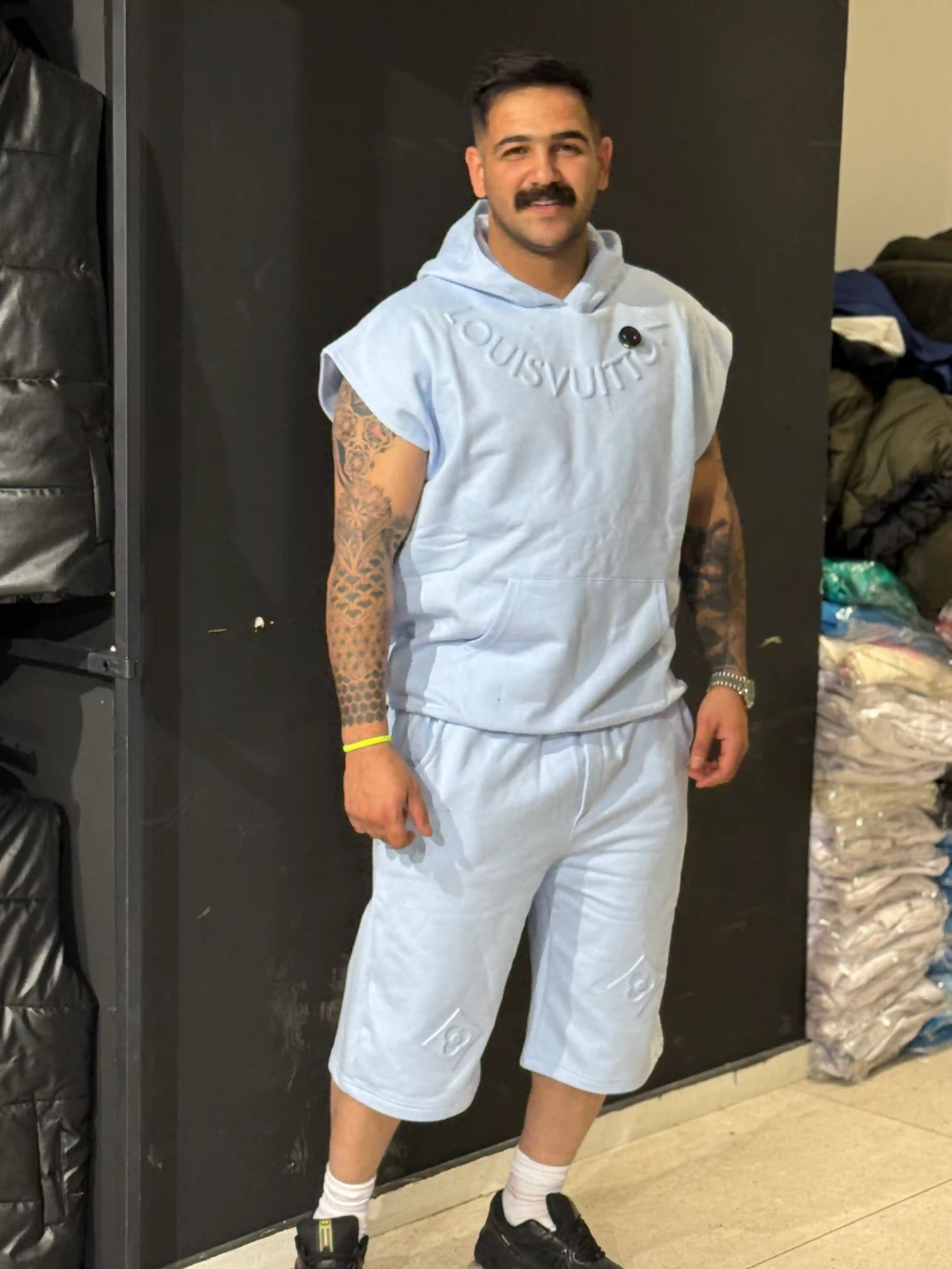 Setوست آبی روشن